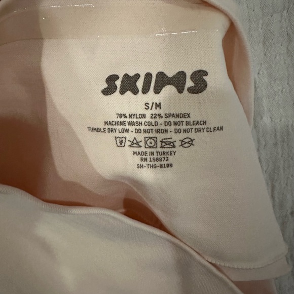 NWOT Skims Shaping Thong in Sand - Picture 3 of 3